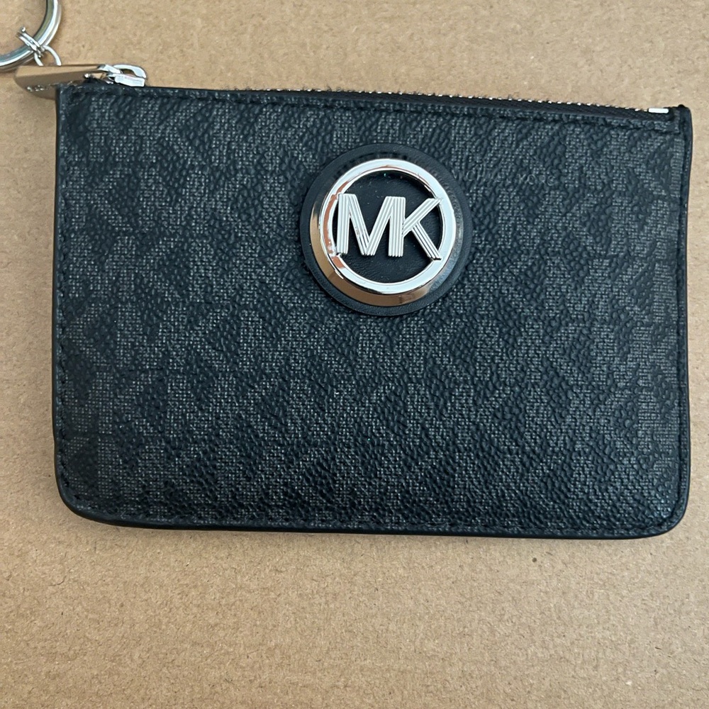 Michael Kors Change/ Credit Cd. Purse with logo in Silver Logo Initials.